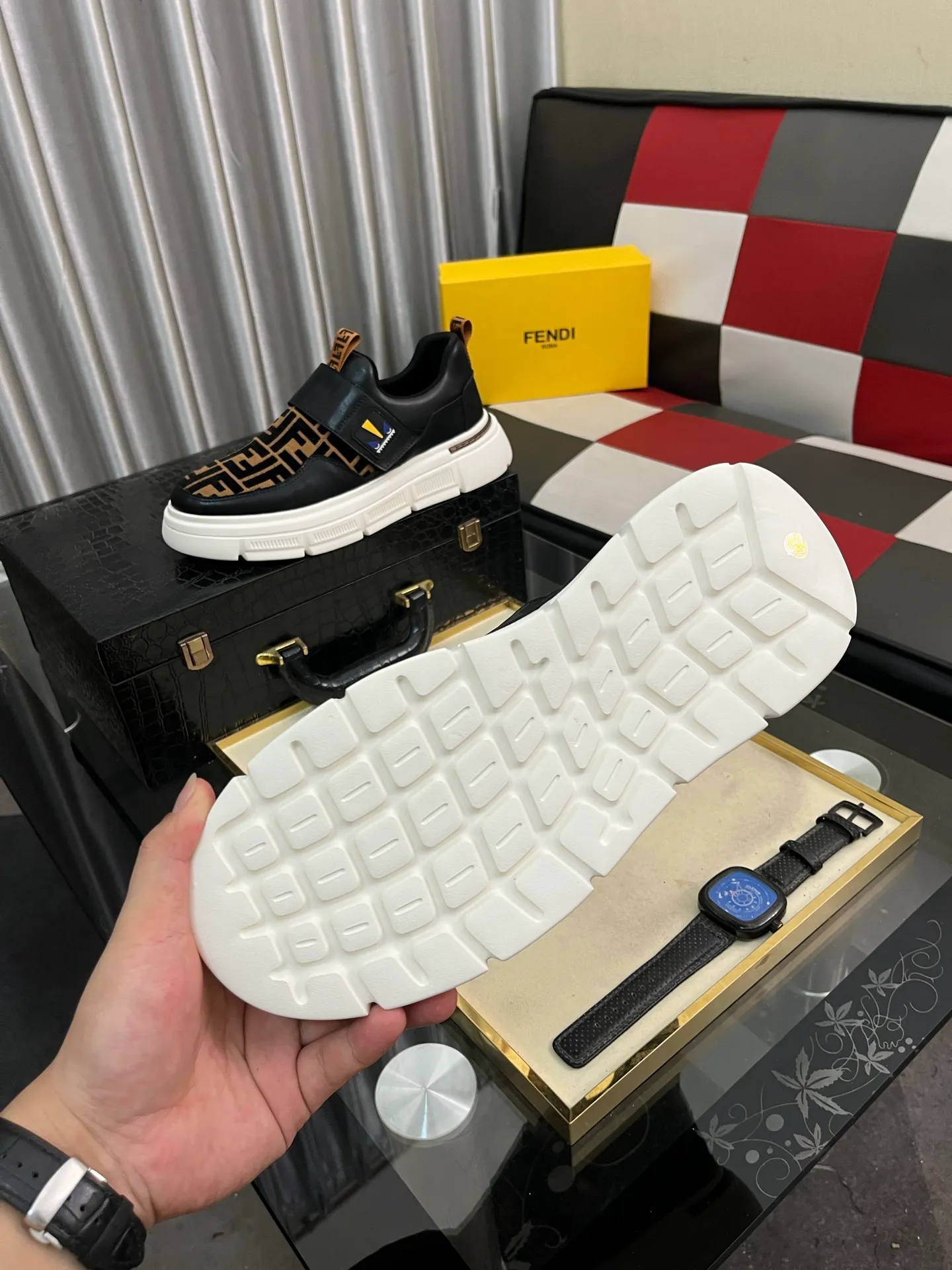 Men's Men's Shoes💰420⌚️⌚️[FENDI] Fendi's classic and comfortable men's, this complex sneaker is made of soft calfskin➕genuine leather lining➕original ultra-light rubber material with rough outsole. This unique light style is suitable for the casual and refined sensibility of this season. It is comfortable and natural on the feet. It is an everyday style for casual travel in autumn and winter! Code number: 38−443️⃣Colors available
